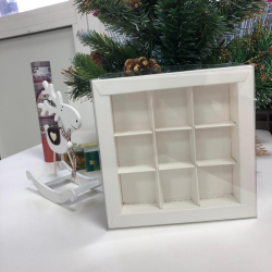 Изображение Коробка для 9 конфет белая с пластиковой крышкой 155*155*30 мм